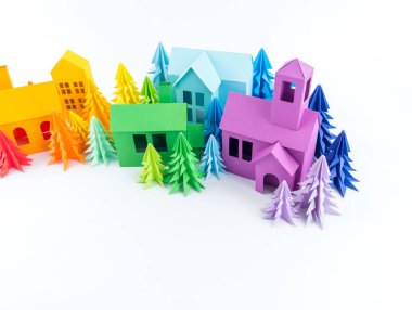 Varış takvimi bebek Gökkuşağı rengi için. Ev ve Noel ağacı kağıt kesmek. Noel tatil dekor. Beyaz arka plan. Bütün aile en sevdiği hobi.