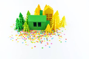 Varış takvimi bebek rengi parlak için. Ev ve Noel ağacı kağıt kesmek. Noel tatil dekor. Beyaz arka plan. Bütün aile en sevdiği hobi.