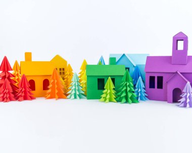 Varış takvimi bebek Gökkuşağı rengi için. Ev ve Noel ağacı kağıt kesmek. Noel tatil dekor. Beyaz arka plan. Bütün aile en sevdiği hobi.