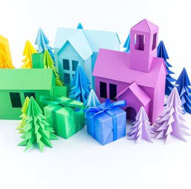 Varış takvimi bebek Gökkuşağı rengi için. Ev ve Noel ağacı kağıt kesmek. Noel tatil dekor. Beyaz arka plan. Bütün aile en sevdiği hobi.