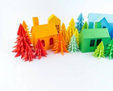 Varış takvimi bebek Gökkuşağı rengi için. Ev ve Noel ağacı kağıt kesmek. Noel tatil dekor. Beyaz arka plan. Bütün aile en sevdiği hobi.