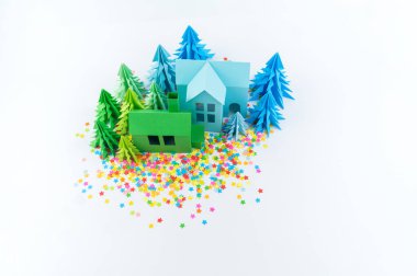 Varış takvimi bebek rengi parlak için. Ev ve Noel ağacı kağıt kesmek. Noel tatil dekor. Beyaz arka plan. Bütün aile en sevdiği hobi.