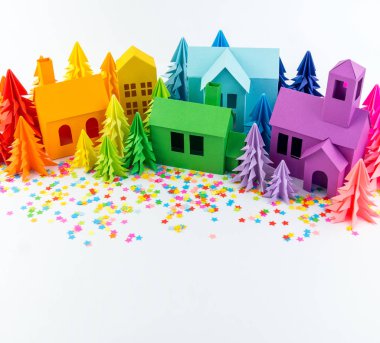 Varış takvimi bebek Gökkuşağı rengi için. Ev ve Noel ağacı kağıt kesmek. Noel tatil dekor. Beyaz arka plan. Bütün aile en sevdiği hobi.