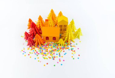 Varış takvimi bebek rengi parlak için. Ev ve Noel ağacı kağıt kesmek. Noel tatil dekor. Beyaz arka plan. Bütün aile en sevdiği hobi.