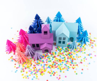 Varış takvimi bebek rengi parlak için. Ev ve Noel ağacı kağıt kesmek. Noel tatil dekor. Beyaz arka plan. Bütün aile en sevdiği hobi.