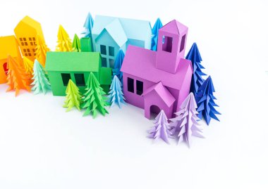 Varış takvimi bebek Gökkuşağı rengi için. Ev ve Noel ağacı kağıt kesmek. Noel tatil dekor. Beyaz arka plan. Bütün aile en sevdiği hobi.