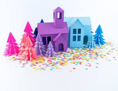 Varış takvimi bebek rengi parlak için. Ev ve Noel ağacı kağıt kesmek. Noel tatil dekor. Beyaz arka plan. Bütün aile en sevdiği hobi.