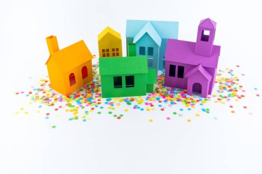 Varış takvimi bebek Gökkuşağı rengi için. Ev ve Noel ağacı kağıt kesmek. Noel tatil dekor. Beyaz arka plan. Bütün aile en sevdiği hobi.