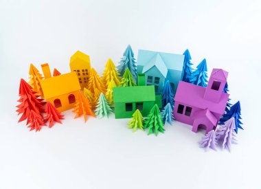 Varış takvimi bebek Gökkuşağı rengi için. Ev ve Noel ağacı kağıt kesmek. Noel tatil dekor. Beyaz arka plan. Bütün aile en sevdiği hobi.