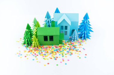 Varış takvimi bebek rengi parlak için. Ev ve Noel ağacı kağıt kesmek. Noel tatil dekor. Beyaz arka plan. Bütün aile en sevdiği hobi.