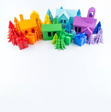 Varış takvimi bebek Gökkuşağı rengi için. Ev ve Noel ağacı kağıt kesmek. Noel tatil dekor. Beyaz arka plan. Bütün aile en sevdiği hobi.