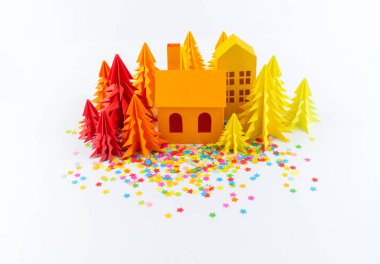 Varış takvimi bebek rengi parlak için. Ev ve Noel ağacı kağıt kesmek. Noel tatil dekor. Beyaz arka plan. Bütün aile en sevdiği hobi.