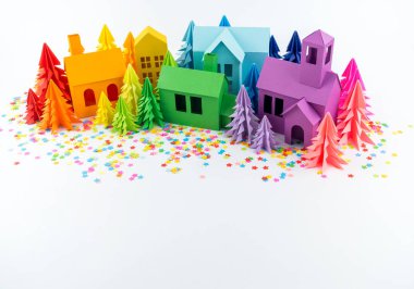 Varış takvimi bebek Gökkuşağı rengi için. Ev ve Noel ağacı kağıt kesmek. Noel tatil dekor. Beyaz arka plan. Bütün aile en sevdiği hobi.