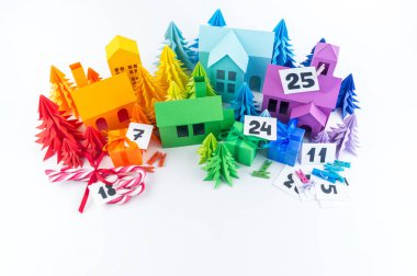 Varış takvimi bebek Gökkuşağı rengi için. Ev ve Noel ağacı kağıt zanaat. Noel tatil dekor. Beyaz arka plan. Etiket üzerindeki numaraları.