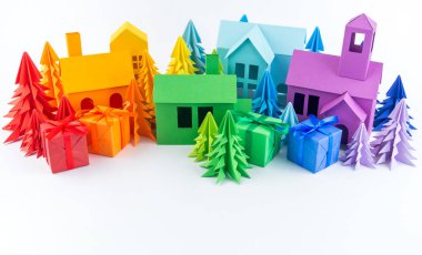 Varış takvimi bebek Gökkuşağı rengi için. Ev ve Noel ağacı kağıt kesmek. Noel tatil dekor. Beyaz arka plan. Bütün aile en sevdiği hobi.