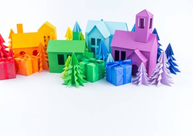 Varış takvimi bebek Gökkuşağı rengi için. Ev ve Noel ağacı kağıt kesmek. Noel tatil dekor. Beyaz arka plan. Bütün aile en sevdiği hobi.