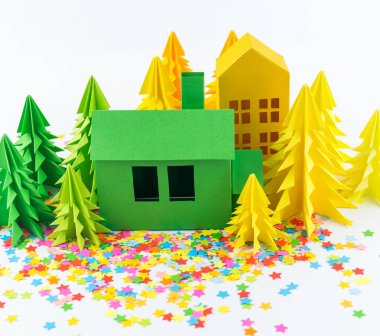 Varış takvimi bebek rengi parlak için. Ev ve Noel ağacı kağıt kesmek. Noel tatil dekor. Beyaz arka plan. Bütün aile en sevdiği hobi.