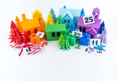 Varış takvimi bebek Gökkuşağı rengi için. Ev ve Noel ağacı kağıt zanaat. Noel tatil dekor. Beyaz arka plan. Etiket üzerindeki numaraları.