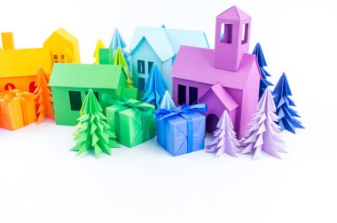 Varış takvimi bebek Gökkuşağı rengi için. Ev ve Noel ağacı kağıt kesmek. Noel tatil dekor. Beyaz arka plan. Bütün aile en sevdiği hobi.