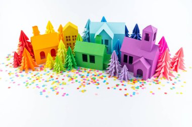 Varış takvimi bebek Gökkuşağı rengi için. Ev ve Noel ağacı kağıt kesmek. Noel tatil dekor. Beyaz arka plan. Bütün aile en sevdiği hobi.