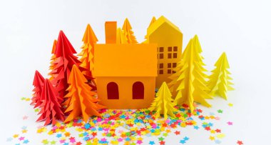 Varış takvimi bebek rengi parlak için. Ev ve Noel ağacı kağıt kesmek. Noel tatil dekor. Beyaz arka plan. Bütün aile en sevdiği hobi.