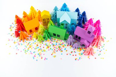 Varış takvimi bebek Gökkuşağı rengi için. Ev ve Noel ağacı kağıt kesmek. Noel tatil dekor. Beyaz arka plan. Bütün aile en sevdiği hobi.