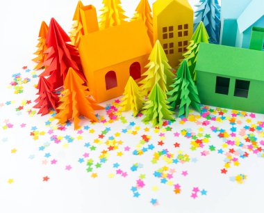 Varış takvimi bebek Gökkuşağı rengi için. Ev ve Noel ağacı kağıt kesmek. Noel tatil dekor. Beyaz arka plan. Bütün aile en sevdiği hobi.