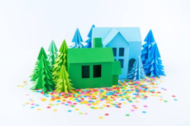 Varış takvimi bebek rengi parlak için. Ev ve Noel ağacı kağıt kesmek. Noel tatil dekor. Beyaz arka plan. Bütün aile en sevdiği hobi.