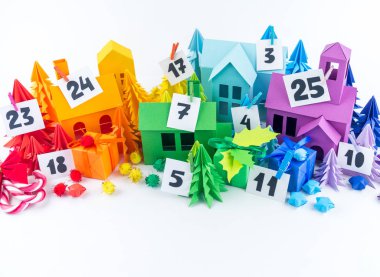 Varış takvimi bebek Gökkuşağı rengi için. Ev ve Noel ağacı kağıt zanaat. Noel tatil dekor. Beyaz arka plan. Etiket üzerindeki numaraları.