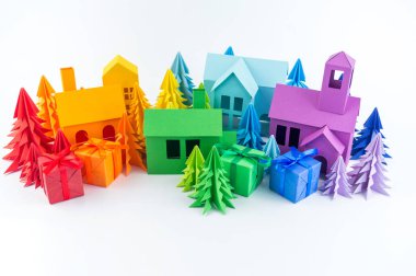 Varış takvimi bebek Gökkuşağı rengi için. Ev ve Noel ağacı kağıt kesmek. Noel tatil dekor. Beyaz arka plan. Bütün aile en sevdiği hobi.