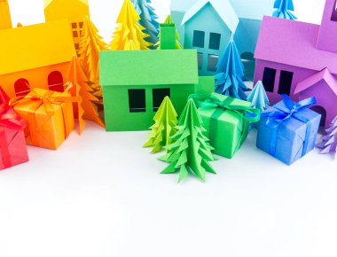 Varış takvimi bebek Gökkuşağı rengi için. Ev ve Noel ağacı kağıt kesmek. Noel tatil dekor. Beyaz arka plan. Bütün aile en sevdiği hobi.