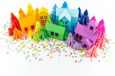 Varış takvimi bebek Gökkuşağı rengi için. Ev ve Noel ağacı kağıt kesmek. Noel tatil dekor. Beyaz arka plan. Bütün aile en sevdiği hobi.