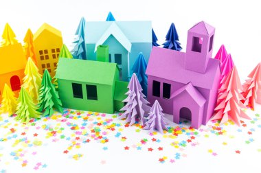 Varış takvimi bebek Gökkuşağı rengi için. Ev ve Noel ağacı kağıt kesmek. Noel tatil dekor. Beyaz arka plan. Bütün aile en sevdiği hobi.