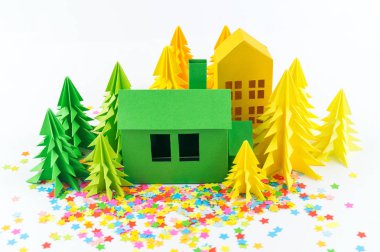 Varış takvimi bebek rengi parlak için. Ev ve Noel ağacı kağıt kesmek. Noel tatil dekor. Beyaz arka plan. Bütün aile en sevdiği hobi.