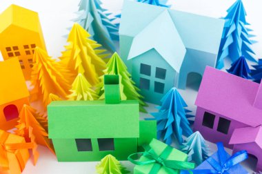 Varış takvimi bebek Gökkuşağı rengi için. Ev ve Noel ağacı kağıt kesmek. Noel tatil dekor. Beyaz arka plan. Bütün aile en sevdiği hobi.