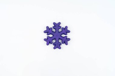 Kar tanesi köpük boya ile boyanmış. Gökkuşağı renkleri. Beyaz arka plan. Hobiler yaratıcılık çocuklar için.