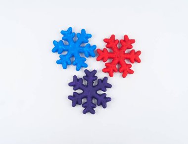 Kar tanesi köpük boya ile boyanmış. Gökkuşağı renkleri. Beyaz arka plan. Hobiler yaratıcılık çocuklar için.