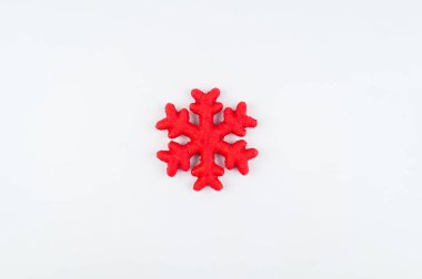 Kar tanesi köpük boya ile boyanmış. Gökkuşağı renkleri. Beyaz arka plan. Hobiler yaratıcılık çocuklar için.