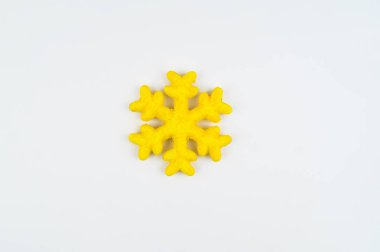 Kar tanesi köpük boya ile boyanmış. Gökkuşağı renkleri. Beyaz arka plan. Hobiler yaratıcılık çocuklar için.