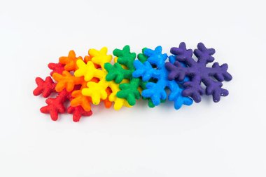 Kar tanesi köpük boya ile boyanmış. Gökkuşağı renkleri. Beyaz arka plan. Hobiler yaratıcılık çocuklar için.