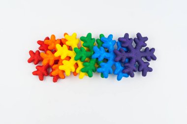 Kar tanesi köpük boya ile boyanmış. Gökkuşağı renkleri. Beyaz arka plan. Hobiler yaratıcılık çocuklar için.