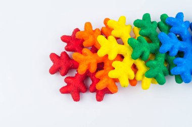 Kar tanesi köpük boya ile boyanmış. Gökkuşağı renkleri. Beyaz arka plan. Hobiler yaratıcılık çocuklar için.