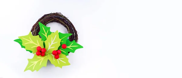 Çiçek Holly Kağıt Sanatları Yapılmış Noel Ile Kapıdaki Yuvarlak Çelenk — Stok fotoğraf