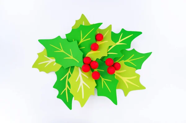 Stechpalme Aus Papierhandwerk Rote Beere Vom Ball Weihnachtsblätter Weißer Hintergrund — Stockfoto