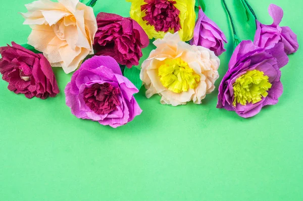Kapkacak ve aletleri krep kağıt çiçekler üzerinde yeşil arka plan yapmak için. Cosmos çiçek buketi