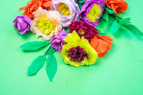 Kapkacak ve aletleri krep kağıt çiçekler üzerinde yeşil arka plan yapmak için. Cosmos çiçek buketi