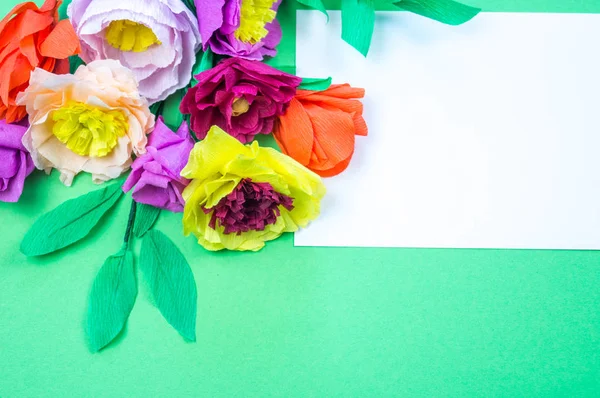 Kapkacak ve aletleri krep kağıt çiçekler üzerinde yeşil arka plan yapmak için. Cosmos çiçek buketi