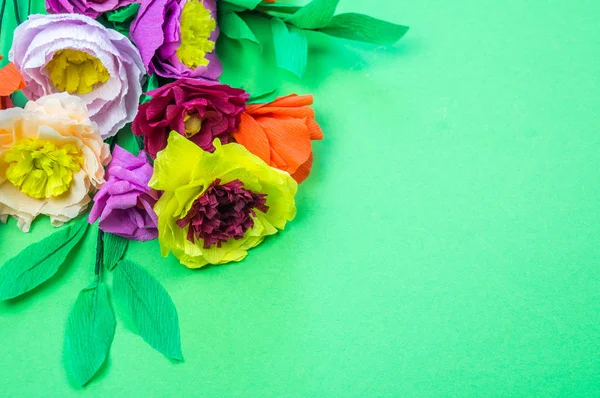 Kapkacak ve aletleri krep kağıt çiçekler üzerinde yeşil arka plan yapmak için. Cosmos çiçek buketi