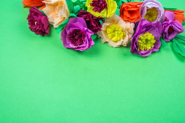 Kapkacak ve aletleri krep kağıt çiçekler üzerinde yeşil arka plan yapmak için. Cosmos çiçek buketi
