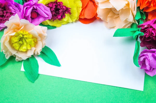 Kapkacak ve aletleri krep kağıt çiçekler üzerinde yeşil arka plan yapmak için. Cosmos çiçek buketi